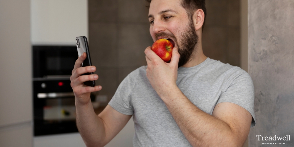 Man eating fruits to hydate